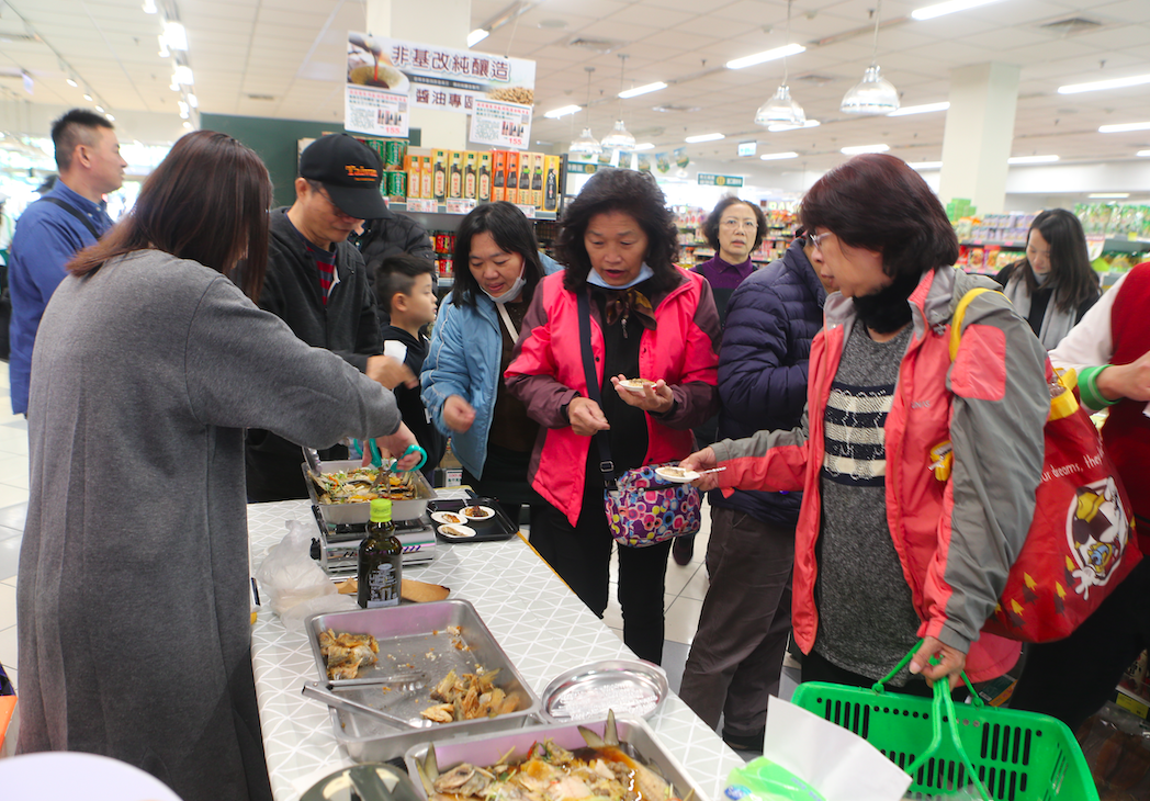 屏東縣政府雙認證的優質水產品,今(7)日特別在台中楓康超市中科店舉辦推廣試吃活動,吸引不少民眾爭相試吃。 圖:屏東縣政府提供 屏東縣政府雙認證的優質水產品,今(7)日特別在台中楓康超市中科店舉辦推廣試吃活動,吸引不少民眾爭相試吃。 圖:屏東縣政府提供