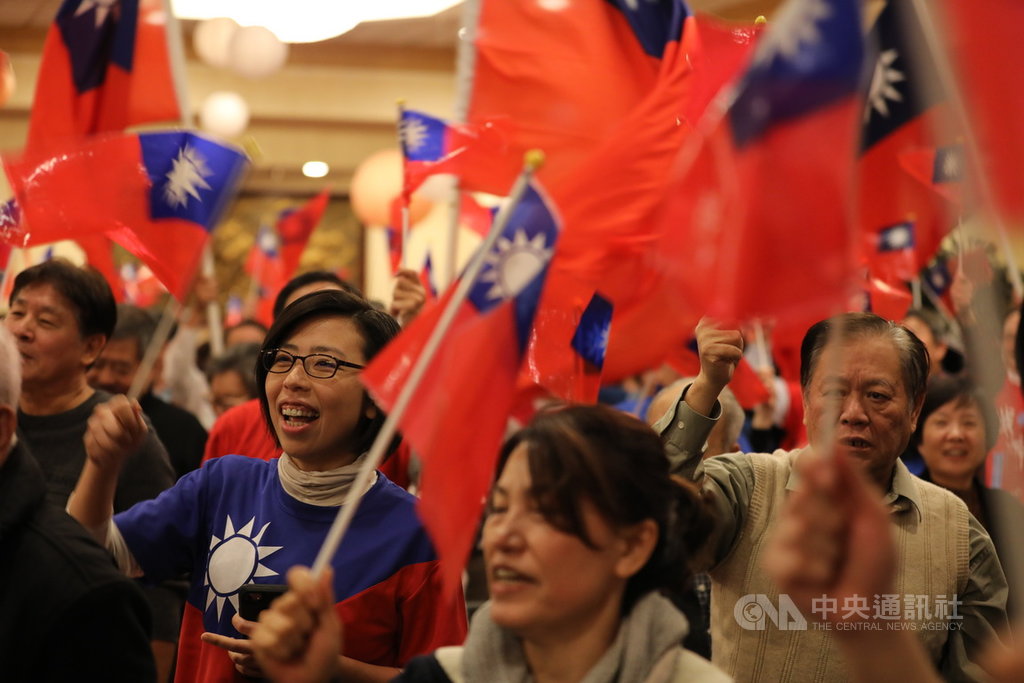 大華府韓國瑜後援會及大華府僑學界韓國瑜後援會7日舉辦僑宴,歡迎國民黨總統參選人韓國瑜妻子李佳芬的來訪。現場數百名支持者熱情搖著中華民國國旗,高喊李佳芬加油、韓國瑜當選。 圖/中央社 大華府韓國瑜後援會及大華府僑學界韓國瑜後援會7日舉辦僑宴,歡迎國民黨總統參選人韓國瑜妻子李佳芬的來訪。現場數百名支持者熱情搖著中華民國國旗,高喊李佳芬加油、韓國瑜當選。 圖/中央社