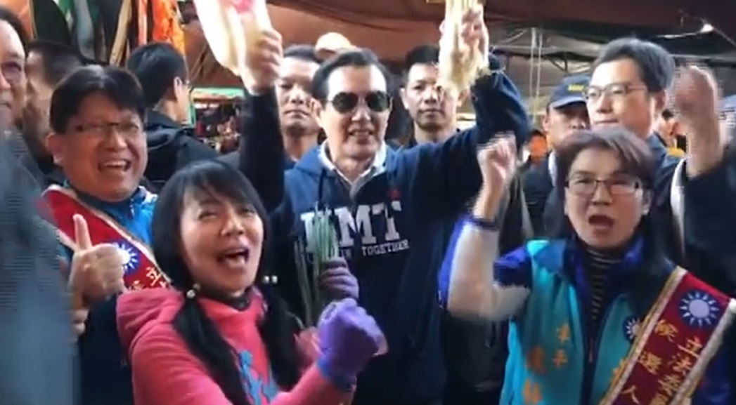 前總統馬英九今日陪同國民黨新竹縣第二選區立委候選人林思銘到竹東中央市場掃街拜票。 圖:翻攝自林思銘幸福領航新竹出發臉書 前總統馬英九今日陪同國民黨新竹縣第二選區立委候選人林思銘到竹東中央市場掃街拜票。 圖:翻攝自林思銘幸福領航新竹出發臉書