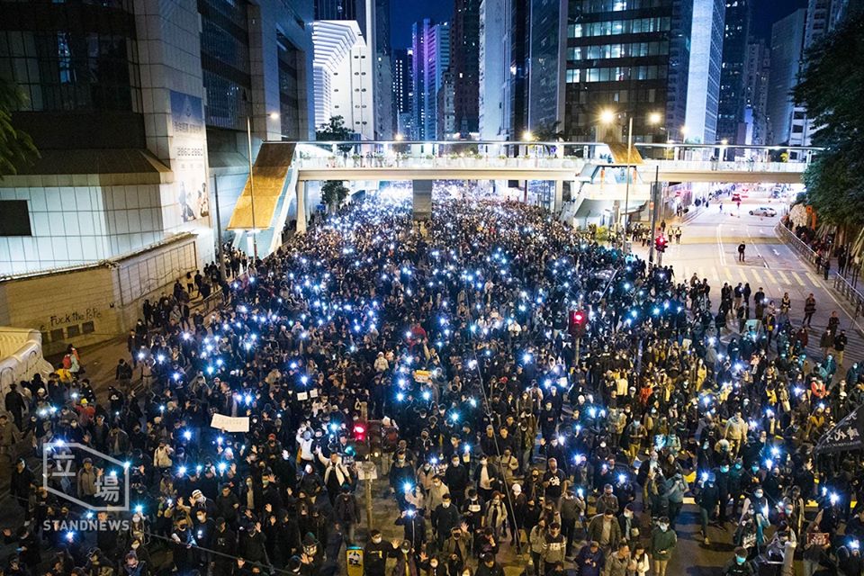 香港18日再有大批民眾上街遊行,官方估計遊行人數約有80萬人次。 圖/翻攝自立場新聞臉書 香港18日再有大批民眾上街遊行,官方估計遊行人數約有80萬人次。 圖/翻攝自立場新聞臉書