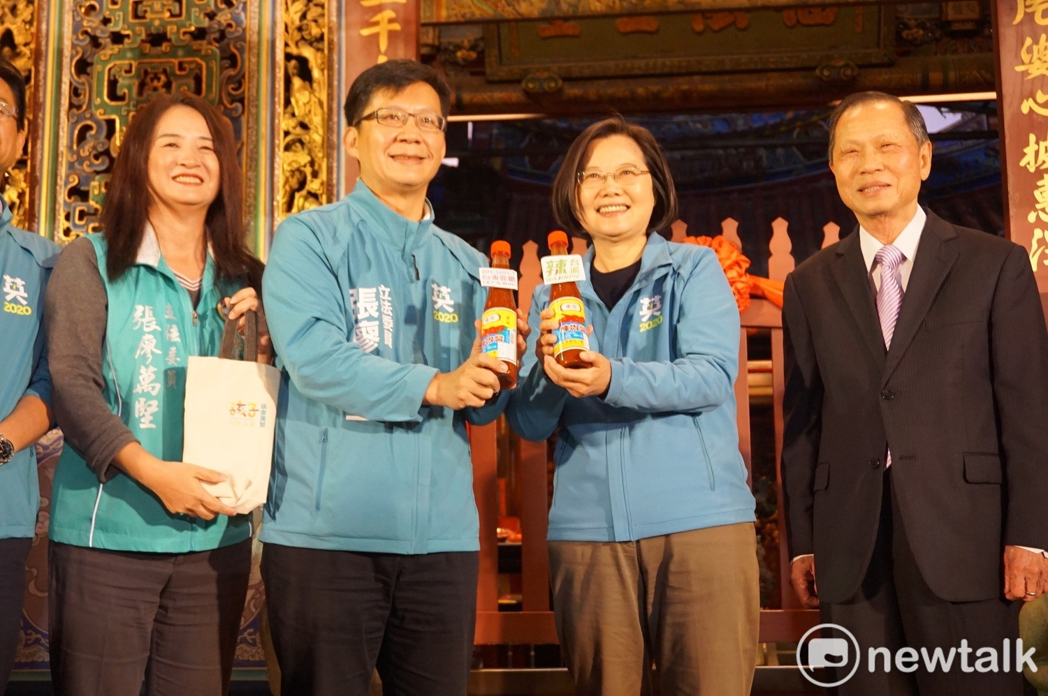 競選連任的立法委員張廖萬堅,贈送東泉辣椒醬給蔡總統,祝福「辣台妹」高票連任。 圖/唐復年攝 競選連任的立法委員張廖萬堅,贈送東泉辣椒醬給蔡總統,祝福「辣台妹」高票連任。 圖/唐復年攝