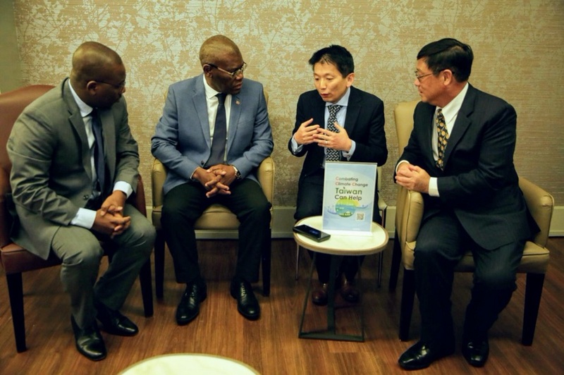 聯合國氣候會議台灣代表團團長環保署長張子敬(右1)與友邦海地的代表晤談。 圖:中央社/外交部提供 聯合國氣候會議台灣代表團團長環保署長張子敬(右1)與友邦海地的代表晤談。 圖:中央社/外交部提供