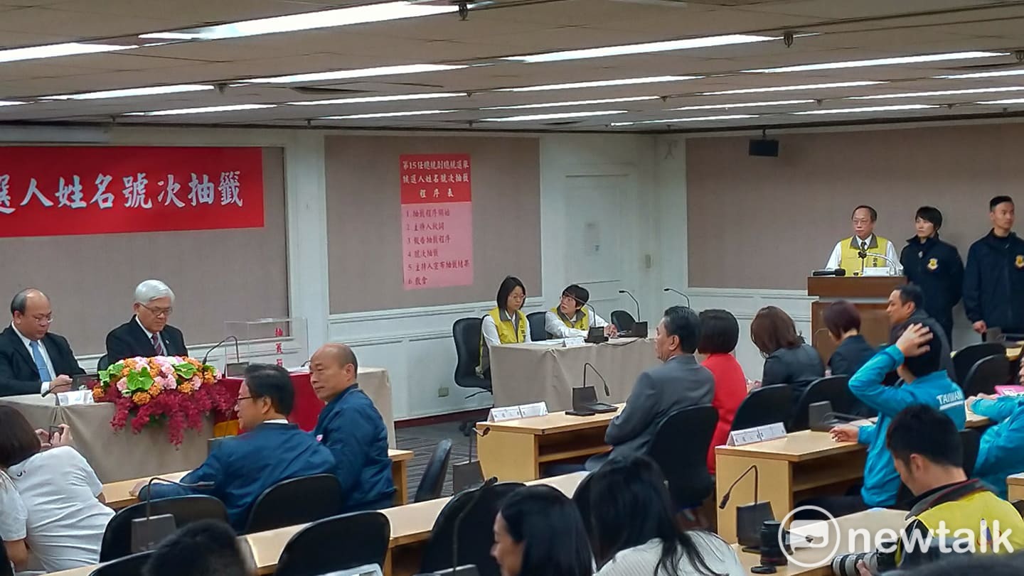 三組總統、副總統候選人今赴中選會。 圖:陳佩君/攝