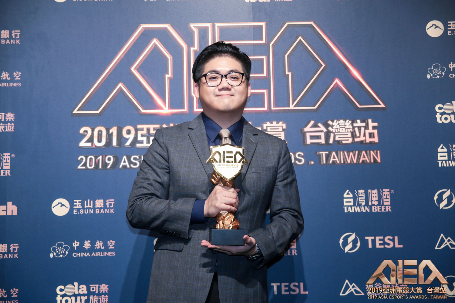 人氣主播湯米拿下「年度最佳主播賽評獎」。 人氣主播湯米拿下「年度最佳主播賽評獎」。