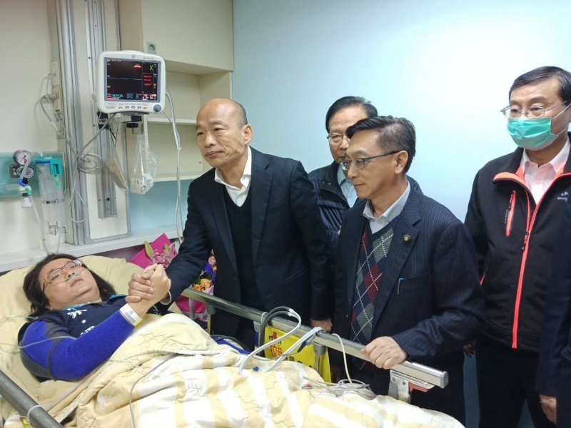 國民黨立委陳玉珍手遭夾傷送醫,總統候選人韓國瑜赴台大醫院探視。 圖:國民黨團 / 提供 國民黨立委陳玉珍手遭夾傷送醫,總統候選人韓國瑜赴台大醫院探視。 圖:國民黨團 / 提供