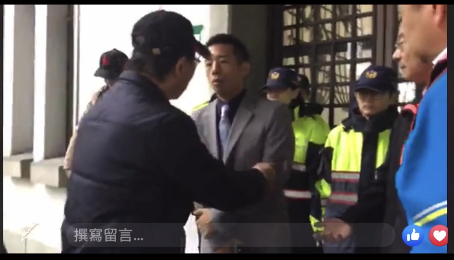 國民黨立委陳宜民被擋在外交部大門。圖：翻攝自康裕成臉書影片