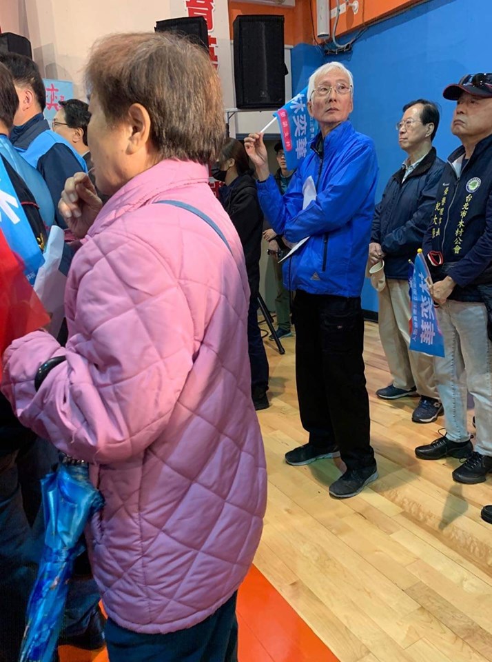祁家威未因蔡英文推動同婚法案轉而支持民進黨,還是力挺國民黨。 圖:翻攝自翁達瑞臉書 祁家威未因蔡英文推動同婚法案轉而支持民進黨,還是力挺國民黨。 圖:翻攝自翁達瑞臉書