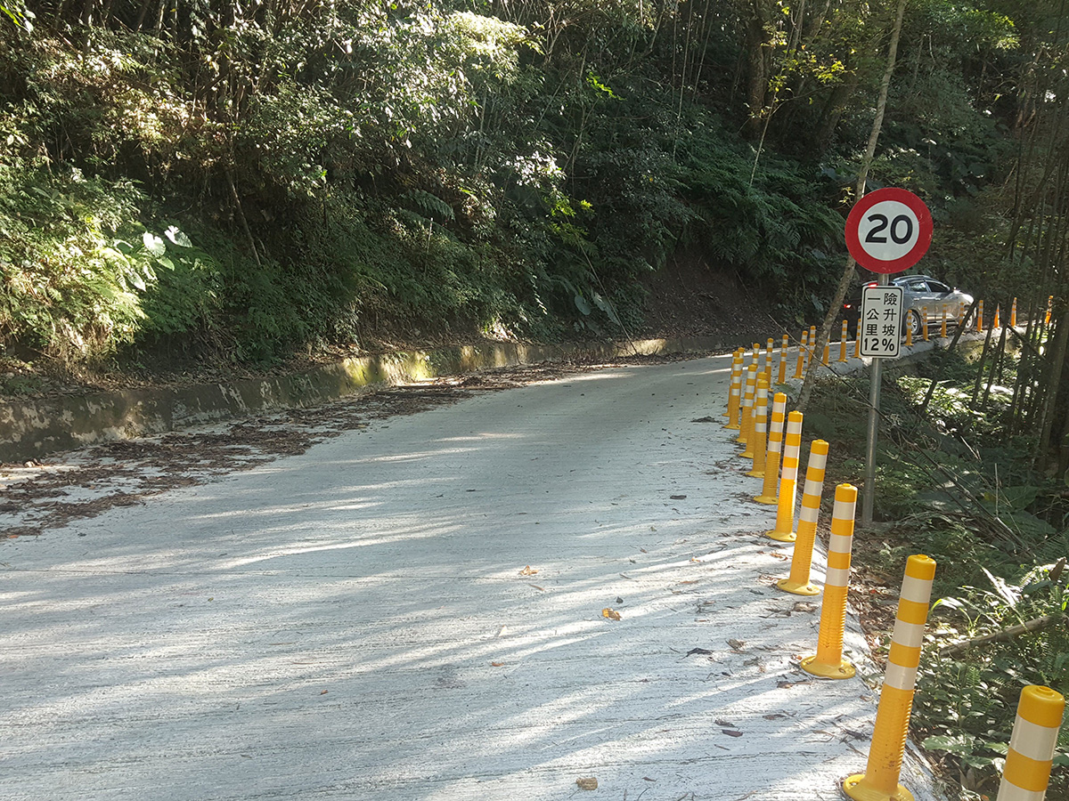 司馬庫斯聯外道路原先狹窄又有許多坑洞,遭遊客戲稱「最顛簸的16公里」。 圖:新竹縣政府/提供