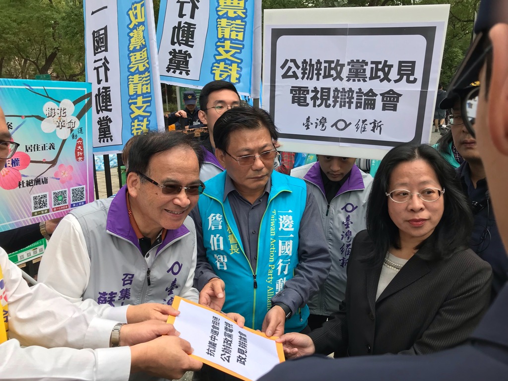 中選會代表接下陳情書,圖左為台灣維新召集人蘇煥智。 圖:台灣維新提供 中選會代表接下陳情書,圖左為台灣維新召集人蘇煥智。 圖:台灣維新提供