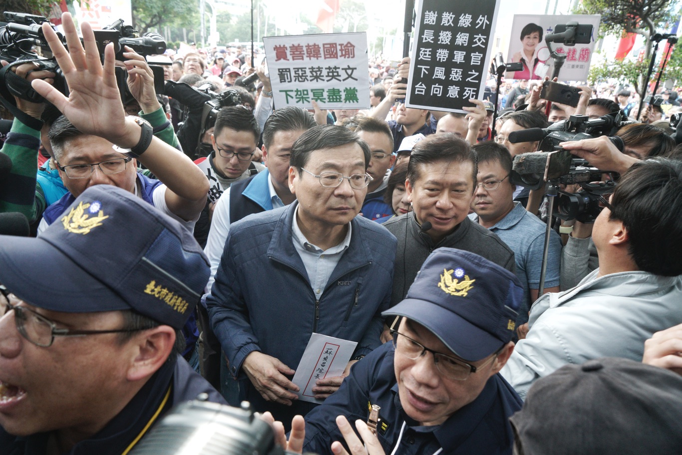 曾銘宗、張顯耀等人作為代表,遞交陳情書。 圖:張良一/攝 曾銘宗、張顯耀等人作為代表,遞交陳情書。 圖:張良一/攝