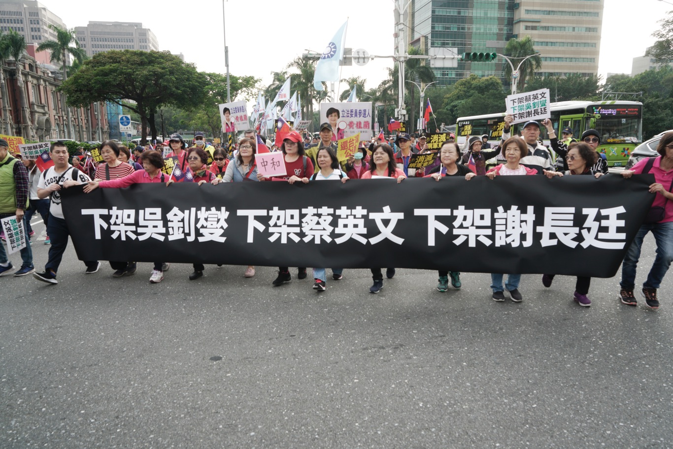 國民黨直指楊蕙如為民進黨網軍,發動「路過行政院陳情」向行政院長蘇貞昌陳情。 圖:張良一/攝 國民黨直指楊蕙如為民進黨網軍,發動「路過行政院陳情」向行政院長蘇貞昌陳情。 圖:張良一/攝