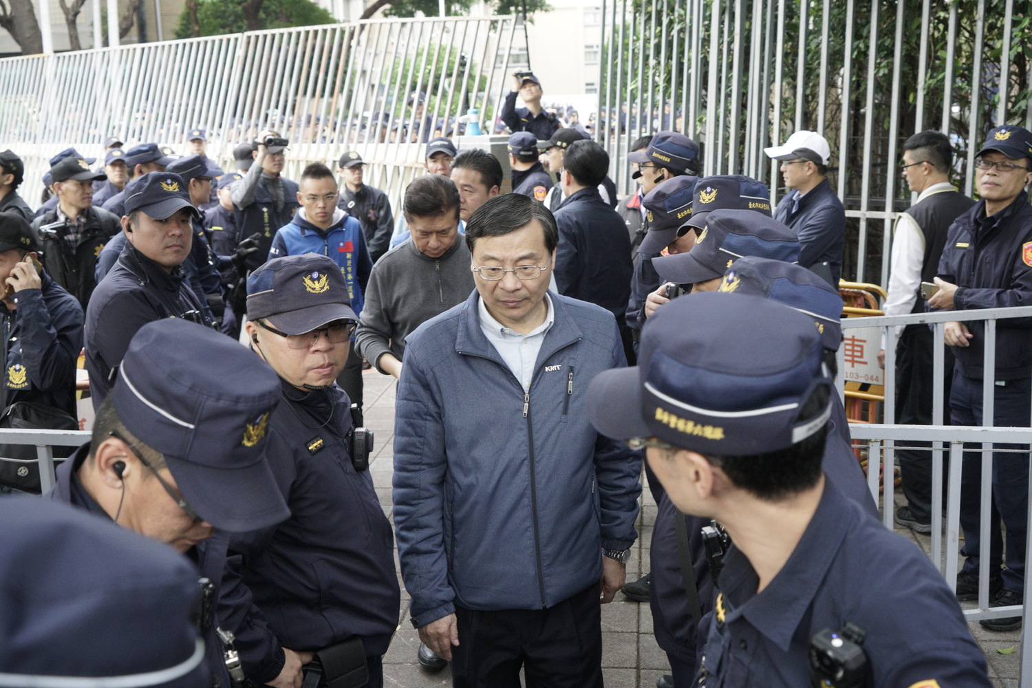 警方設置安全通道讓曾銘宗一行毫髮無傷的進出行政院請願。 圖:張良一/攝 警方設置安全通道讓曾銘宗一行毫髮無傷的進出行政院請願。 圖:張良一/攝