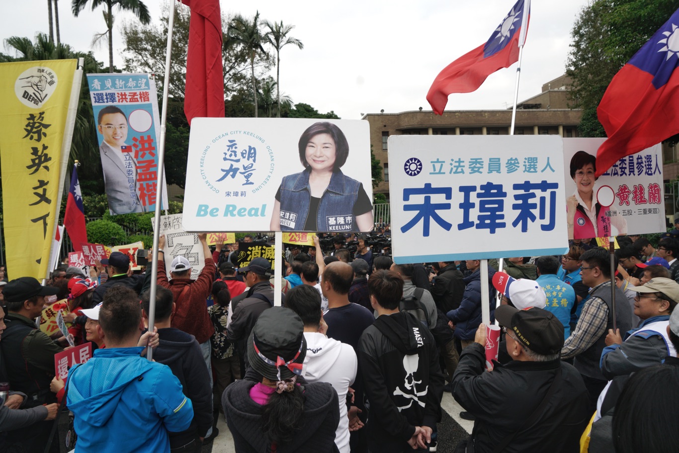 藍營立委候選人宣稱要幫過世的外交官蘇啟誠討回公道,但卻把行政院大門口當選舉造勢場,現場滿是候選人的競選牌子。 圖:張良一/攝 藍營立委候選人宣稱要幫過世的外交官蘇啟誠討回公道,但卻把行政院大門口當選舉造勢場,現場滿是候選人的競選牌子。 圖:張良一/攝
