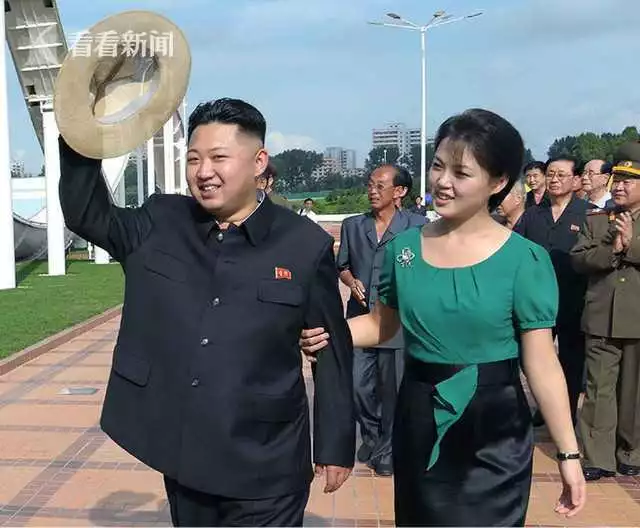 金正恩2012年正式執政,當時李雪主挽著金正恩成韓國熱門話題。 圖:翻攝自看看新聞 金正恩2012年正式執政,當時李雪主挽著金正恩成韓國熱門話題。 圖:翻攝自看看新聞