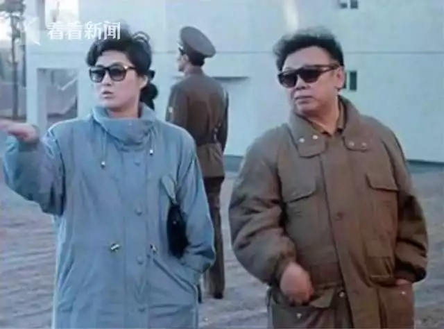 金正日(圖右)與金正恩生母高容姬(圖左)。 圖:翻攝自看看新聞 金正日(圖右)與金正恩生母高容姬(圖左)。 圖:翻攝自看看新聞