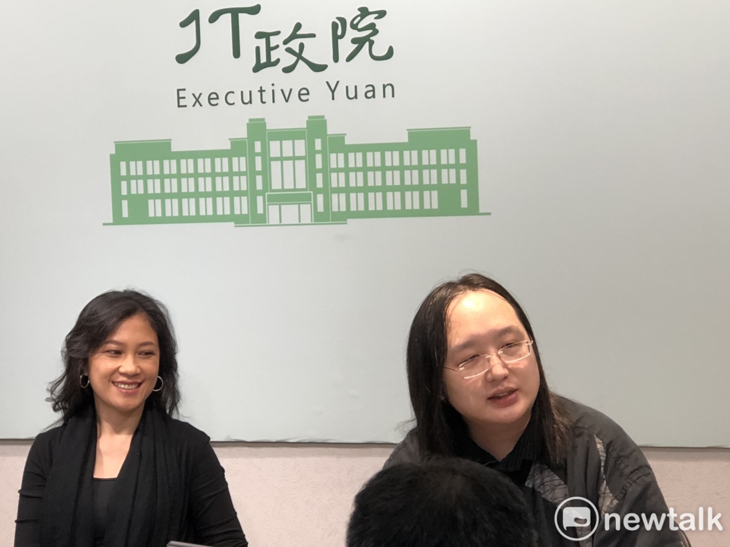 政委唐鳳和政院發言人Kolas Yotaka今(11)日下午在記者室接受媒體訪談。 圖:謝莉慧/攝 政委唐鳳和政院發言人Kolas Yotaka今(11)日下午在記者室接受媒體訪談。 圖:謝莉慧/攝