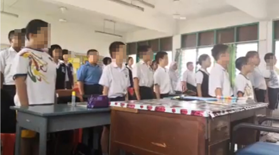 網路日前流傳一支馬來西亞小學生用「華語」唱馬國國歌的影片,引來不少馬來人不滿。 圖:翻攝自youtube影片 網路日前流傳一支馬來西亞小學生用「華語」唱馬國國歌的影片,引來不少馬來人不滿。 圖:翻攝自youtube影片