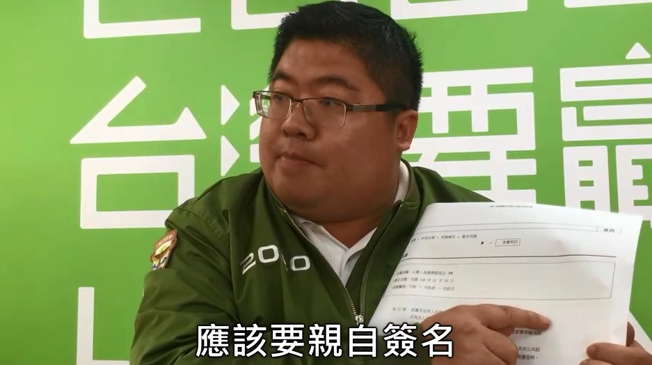 蔡易餘召開記者會,強調布條是無主物。 圖︰翻攝嘉義縣市新聞天下事群組影片 蔡易餘召開記者會,強調布條是無主物。 圖︰翻攝嘉義縣市新聞天下事群組影片