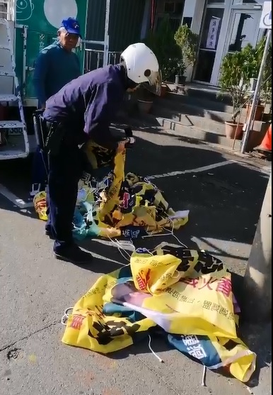 布條拆下後放置在蔡英文、蔡易餘聯合競選宣傳車上,警方要求全部拿出來。 圖︰翻攝嘉義縣市新聞天下事群組影片 布條拆下後放置在蔡英文、蔡易餘聯合競選宣傳車上,警方要求全部拿出來。 圖︰翻攝嘉義縣市新聞天下事群組影片