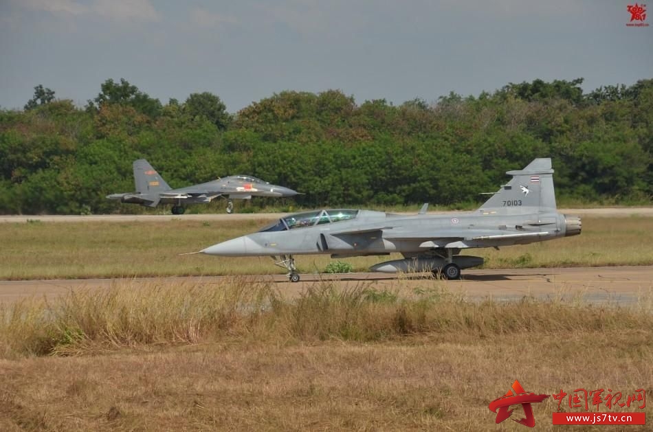 2015年11月,中國與泰國空軍進行首次「鷹擊」系列聯合軍事演習,中方派出殲11A戰機,泰方出動JAS-39C/D鷹獅戰機。 圖:翻攝自中國軍視網/環球時報 2015年11月,中國與泰國空軍進行首次「鷹擊」系列聯合軍事演習,中方派出殲11A戰機,泰方出動JAS-39C/D鷹獅戰機。 圖:翻攝自中國軍視網/環球時報