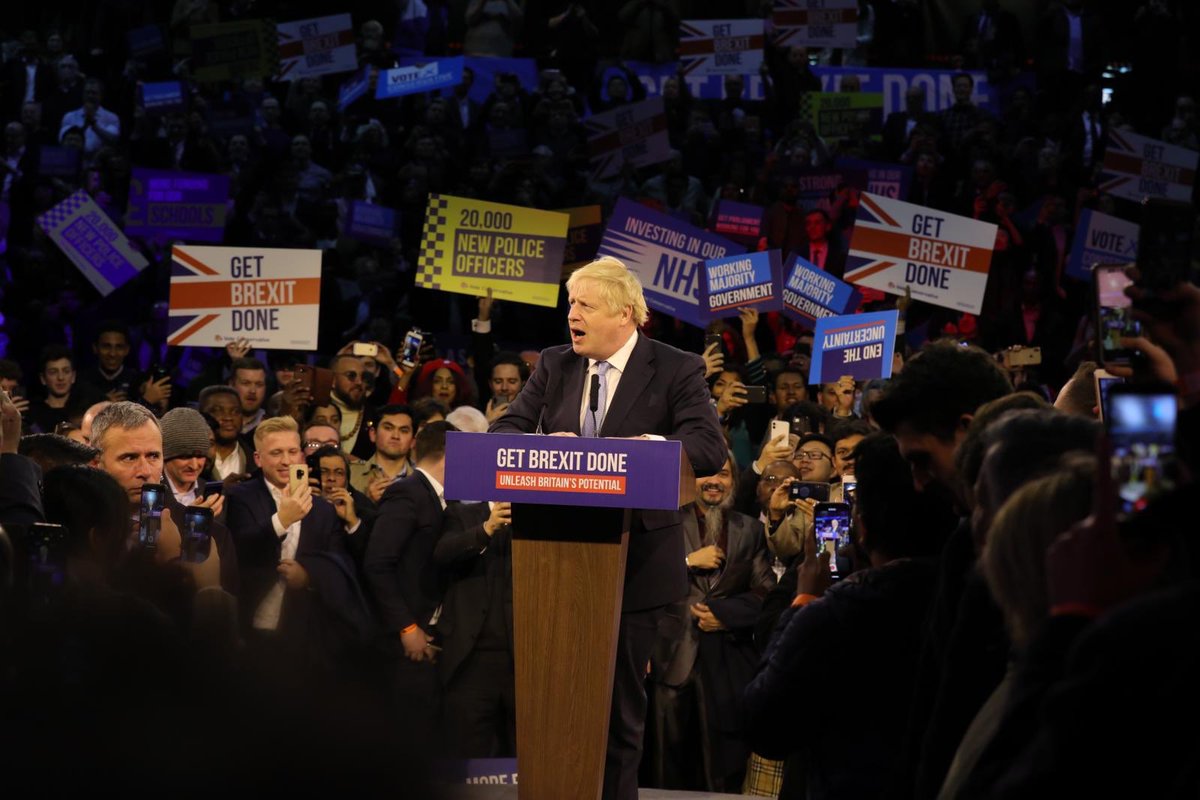英國首相強生(中站者)在選前最後一夜拉票,希望保守黨保持優勢,順利推動脫歐。 圖:翻攝自強生推特 英國首相強生(中站者)在選前最後一夜拉票,希望保守黨保持優勢,順利推動脫歐。 圖:翻攝自強生推特