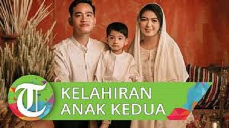 佐科威長子吉伯朗Gibran Rakabuming家庭合影。 圖 : 翻攝自youtube 佐科威長子吉伯朗Gibran Rakabuming家庭合影。 圖 : 翻攝自youtube