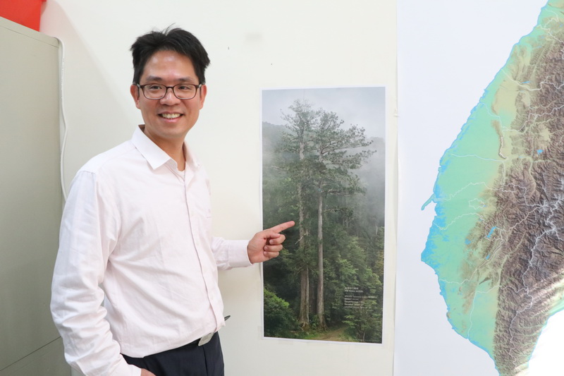 王驥魁教授和巨木照片 圖:成功大學提供 王驥魁教授和巨木照片 圖:成功大學提供