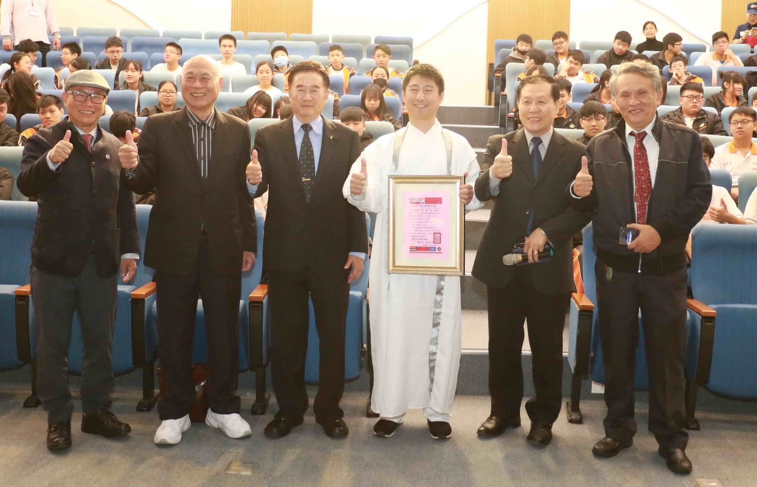 世界和平聯合總會12日到景文高中,為首屆世界詠春公開賽雙料冠軍得主黎懿徵頒發「國際詠春武術發展委員會主委」聘書。 圖:黎懿徵提供 世界和平聯合總會12日到景文高中,為首屆世界詠春公開賽雙料冠軍得主黎懿徵頒發「國際詠春武術發展委員會主委」聘書。 圖:黎懿徵提供