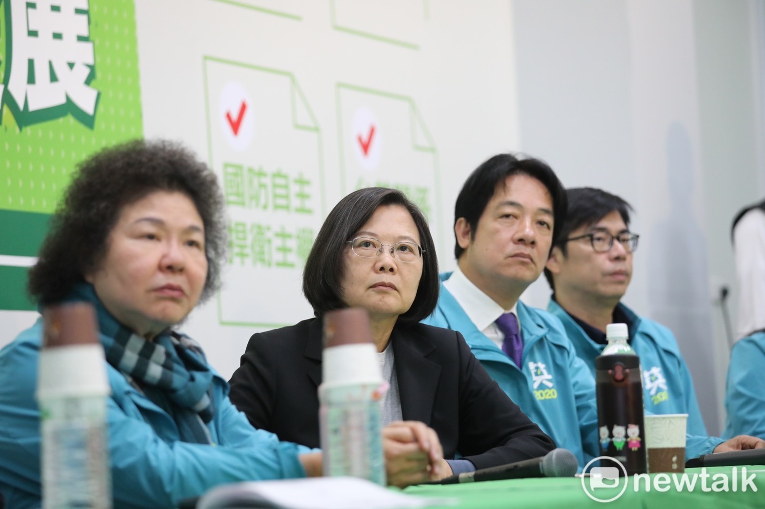 蔡英文(左二)在記者會上傾聽記者提問。 圖:蔡英文高雄競總提供 蔡英文(左二)在記者會上傾聽記者提問。 圖:蔡英文高雄競總提供
