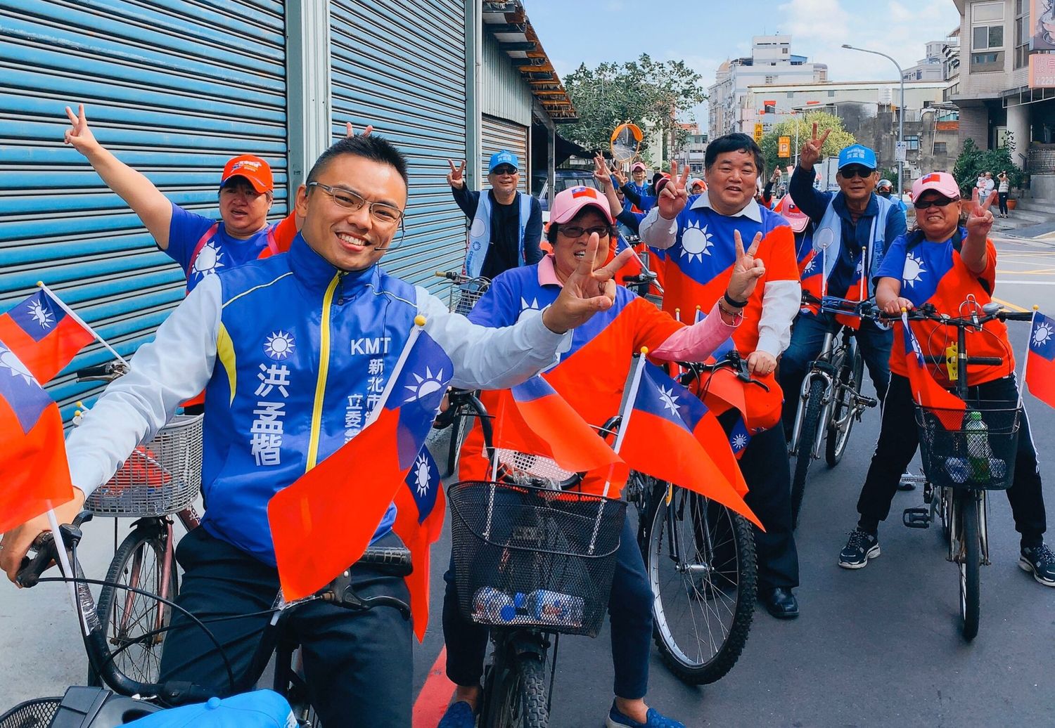 洪孟楷今天出動國旗單車隊,導演梁修身(右二)、新北市議員宋明宗(右三)一起騎車遊街。 圖:洪孟楷競選總部提供 洪孟楷今天出動國旗單車隊,導演梁修身(右二)、新北市議員宋明宗(右三)一起騎車遊街。 圖:洪孟楷競選總部提供