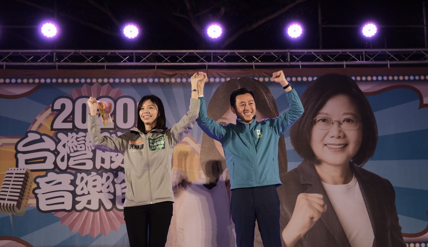 立法委員洪慈庸規劃「2020台灣勝利音樂節」活動,首場今(14)晚在神岡順天宮舉辦,邀請歌手詹雅雯、林喬安、立委林昶佐、新竹市長林智堅等多位嘉賓站台。 圖/洪慈庸辦公室提供 立法委員洪慈庸規劃「2020台灣勝利音樂節」活動,首場今(14)晚在神岡順天宮舉辦,邀請歌手詹雅雯、林喬安、立委林昶佐、新竹市長林智堅等多位嘉賓站台。 圖/洪慈庸辦公室提供