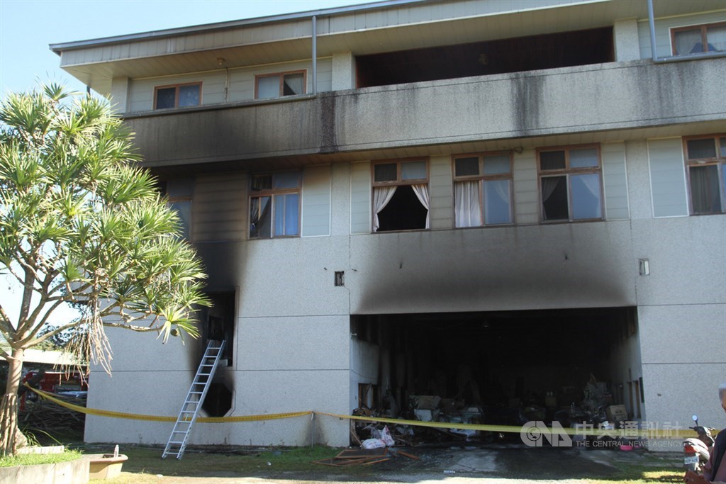 台南市玉井區「真理家族前輩堂」14日凌晨遭縱火,造成7人死亡。建築物一樓左、右兩側挑高隔成上、下兩層,再分隔成多間房間,順利脫困的居民多是住在建物右側與較高樓層。圖為建物正面外觀。 圖/中央社 台南市玉井區「真理家族前輩堂」14日凌晨遭縱火,造成7人死亡。建築物一樓左、右兩側挑高隔成上、下兩層,再分隔成多間房間,順利脫困的居民多是住在建物右側與較高樓層。圖為建物正面外觀。 圖/中央社
