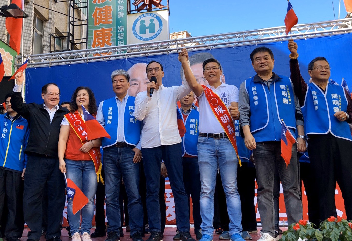 朱立倫今早分別到新北五股、新莊輔選國民黨立委候選人黃桂蘭、陳明義和林金結。 圖:朱立倫辦公室/提供 朱立倫今早分別到新北五股、新莊輔選國民黨立委候選人黃桂蘭、陳明義和林金結。 圖:朱立倫辦公室/提供
