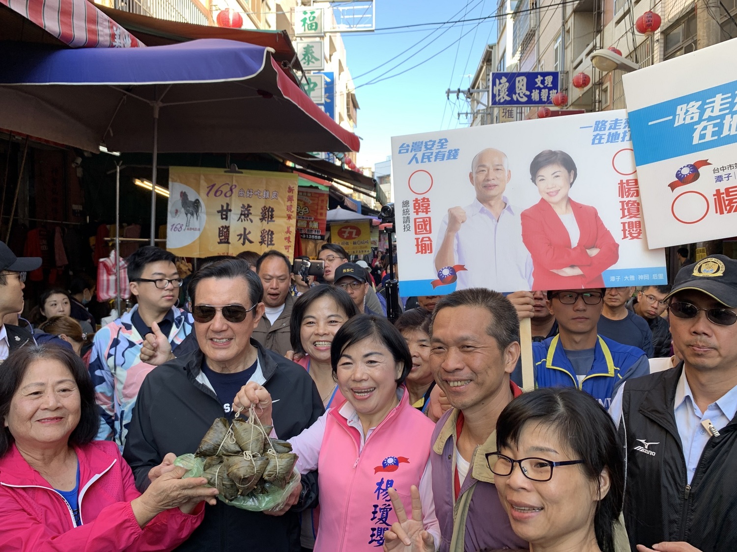 馬英九陪楊瓊瓔拜票,展現高人氣。 圖:楊瓊瓔競總/提供 馬英九陪楊瓊瓔拜票,展現高人氣。 圖:楊瓊瓔競總/提供