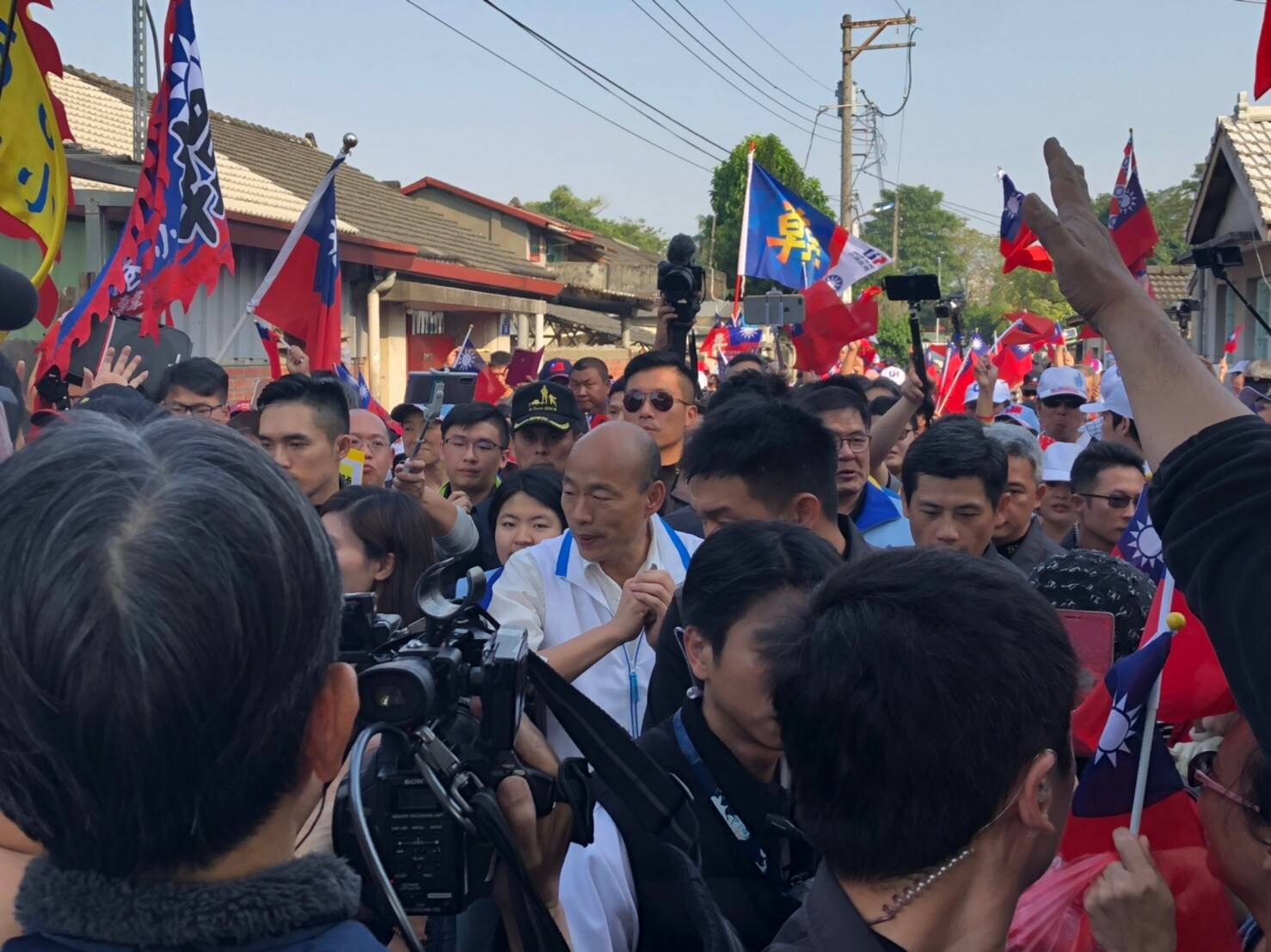 韓國瑜在黃埔新村受到支持者包圍。 圖 : 韓國瑜競辦/提供 韓國瑜在黃埔新村受到支持者包圍。 圖 : 韓國瑜競辦/提供
