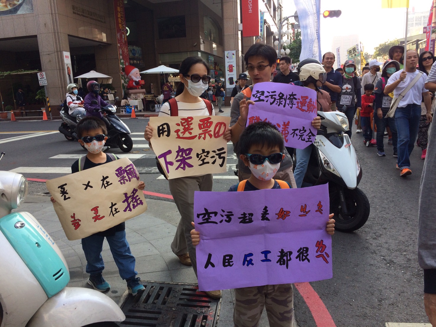父母親帶著小朋友一起參加反空污遊行。 圖:南部反空污大聯盟/提供 父母親帶著小朋友一起參加反空污遊行。 圖:南部反空污大聯盟/提供