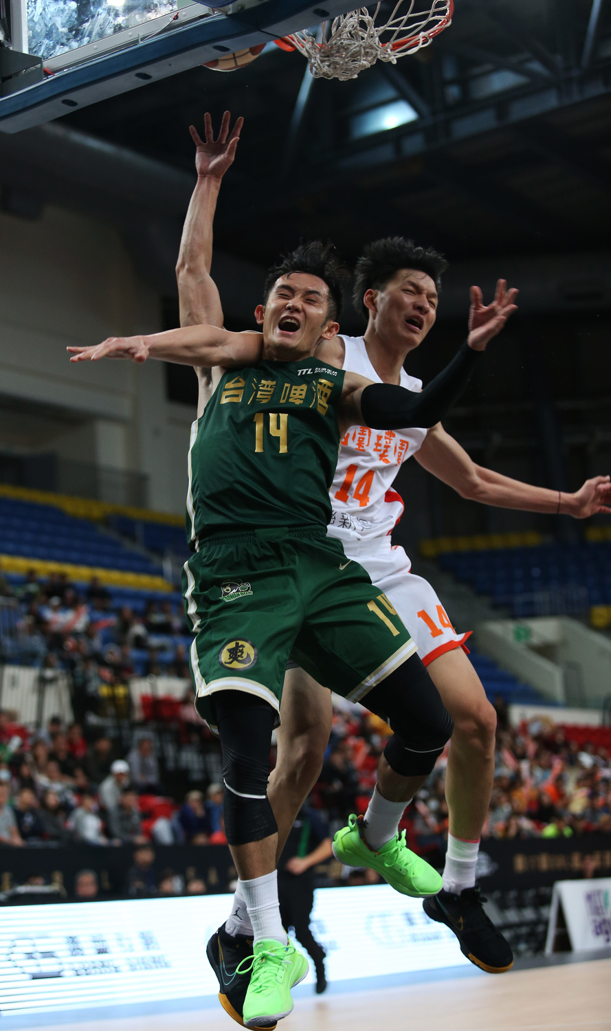 第17季SBL超級籃球聯賽開幕日第二場比賽,由桃園璞園建築出戰台灣啤酒。 圖:nownews提供 第17季SBL超級籃球聯賽開幕日第二場比賽,由桃園璞園建築出戰台灣啤酒。 圖:nownews提供