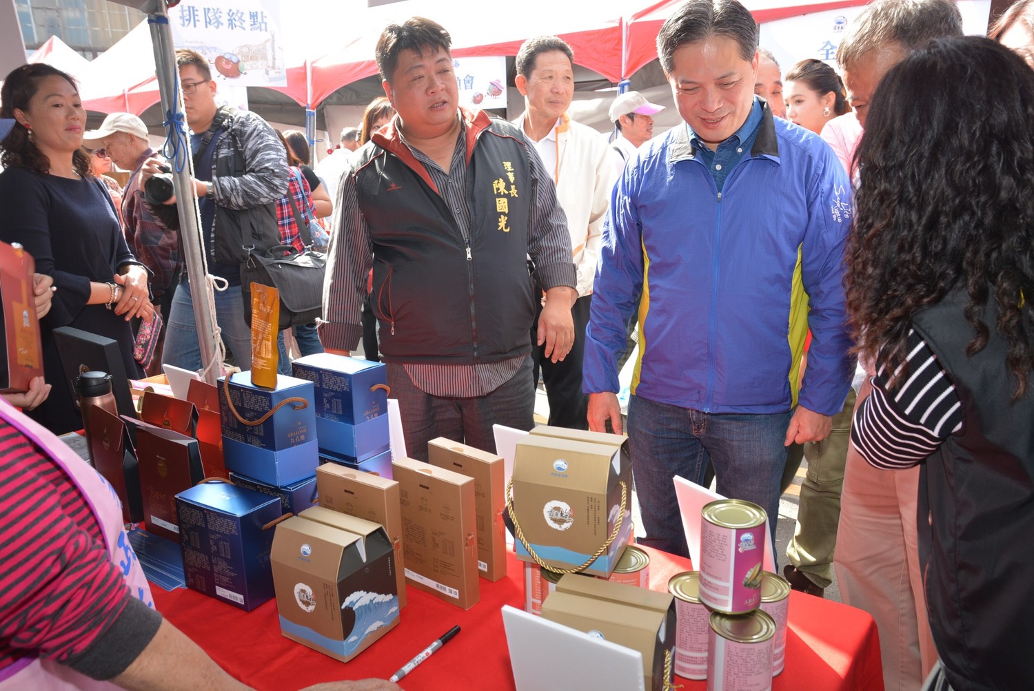 副市長吳明機、貢寮區漁會理事長陳國光視察農漁產品聯合展售攤位。 圖:新北市漁管處提供 副市長吳明機、貢寮區漁會理事長陳國光視察農漁產品聯合展售攤位。 圖:新北市漁管處提供