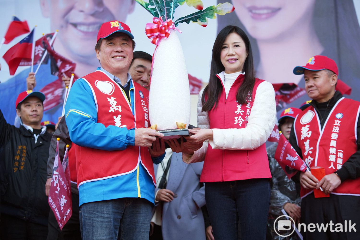 國民黨副主席郝龍斌為萬美玲站台,送上好彩頭祝高票當選。 圖:林昀真/攝 國民黨副主席郝龍斌為萬美玲站台,送上好彩頭祝高票當選。 圖:林昀真/攝