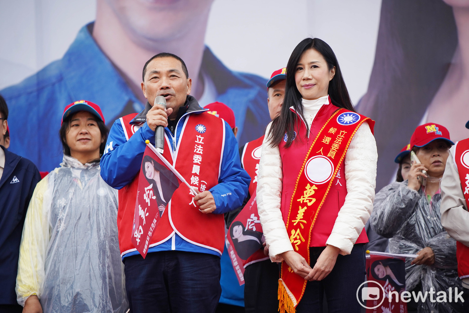 萬美玲深獲黨內大老支持,連新北市長侯友宜都跨縣市到桃園為她輔選。 圖:林昀真/攝 萬美玲深獲黨內大老支持,連新北市長侯友宜都跨縣市到桃園為她輔選。 圖:林昀真/攝