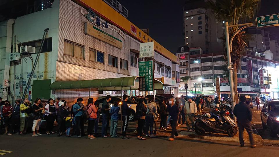 Wecare高雄於15日於高雄10處地點進行親手傳遞貼紙,所到之處無不大排長龍排隊力挺。 圖:Wecare高雄臉書 Wecare高雄於15日於高雄10處地點進行親手傳遞貼紙,所到之處無不大排長龍排隊力挺。 圖:Wecare高雄臉書