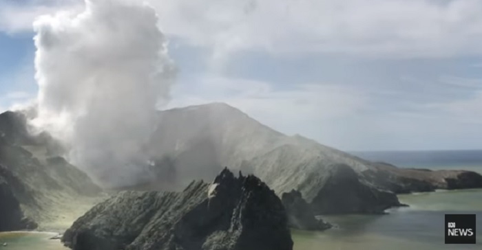 紐西蘭白島9日火山爆發造成16人死亡、2人下落不明及26人輕重傷。 圖:翻攝YouTube 紐西蘭白島9日火山爆發造成16人死亡、2人下落不明及26人輕重傷。 圖:翻攝YouTube