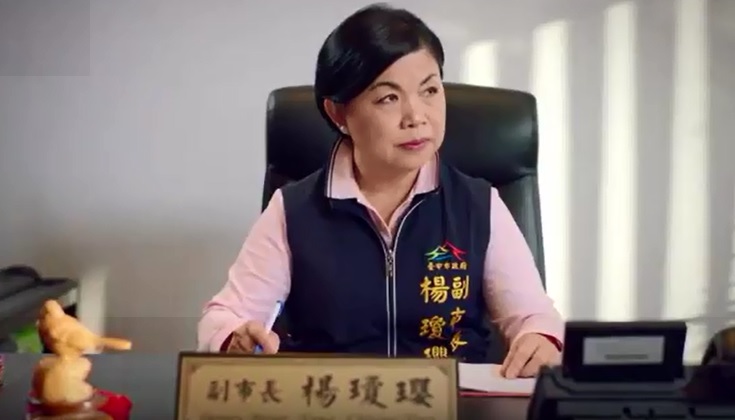 台中市副市長楊瓊瓔今(17)晚宣布辭去副市長一職,全力投入立委選戰。 圖:翻攝楊瓊瓔臉書影片 台中市副市長楊瓊瓔今(17)晚宣布辭去副市長一職,全力投入立委選戰。 圖:翻攝楊瓊瓔臉書影片