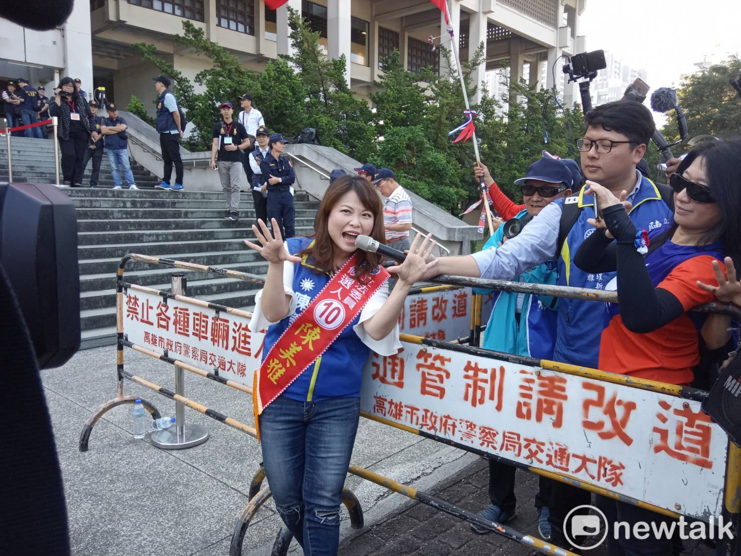 陳美雅張開十指向支持者打招呼。 圖:孫家銘/攝 陳美雅張開十指向支持者打招呼。 圖:孫家銘/攝