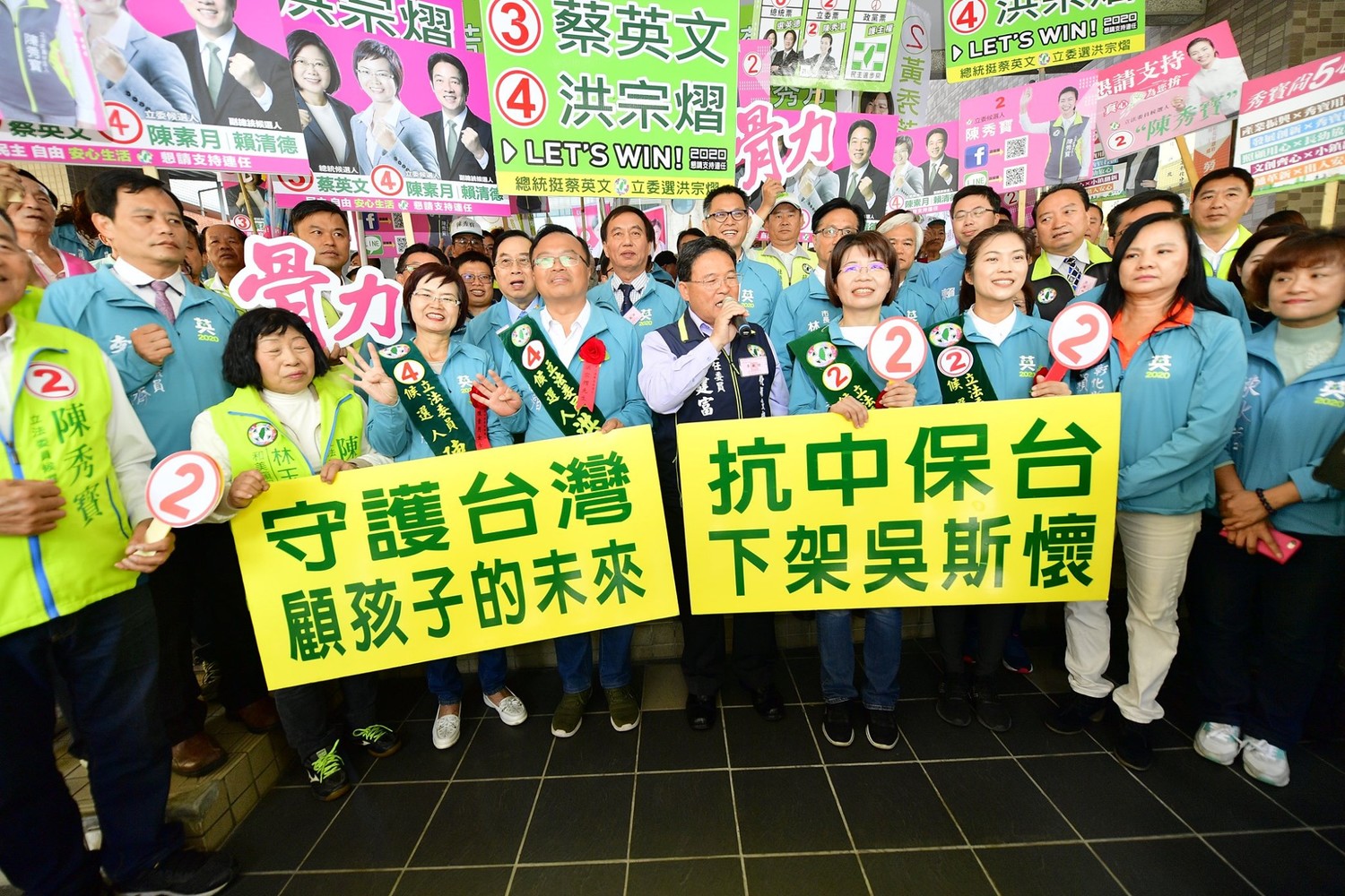 民進黨彰化立委候選人陳秀寶、黃秀芳、洪宗熠、陳素月一次排開。 圖:翻攝自陳素月臉書 民進黨彰化立委候選人陳秀寶、黃秀芳、洪宗熠、陳素月一次排開。 圖:翻攝自陳素月臉書
