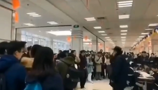 上海復旦大學學生今(18)日在校內餐廳高唱校歌,抗議學校章程內的「學術獨立,思想自由」遭到刪改。 圖:翻攝沉默的力量推特 上海復旦大學學生今(18)日在校內餐廳高唱校歌,抗議學校章程內的「學術獨立,思想自由」遭到刪改。 圖:翻攝沉默的力量推特