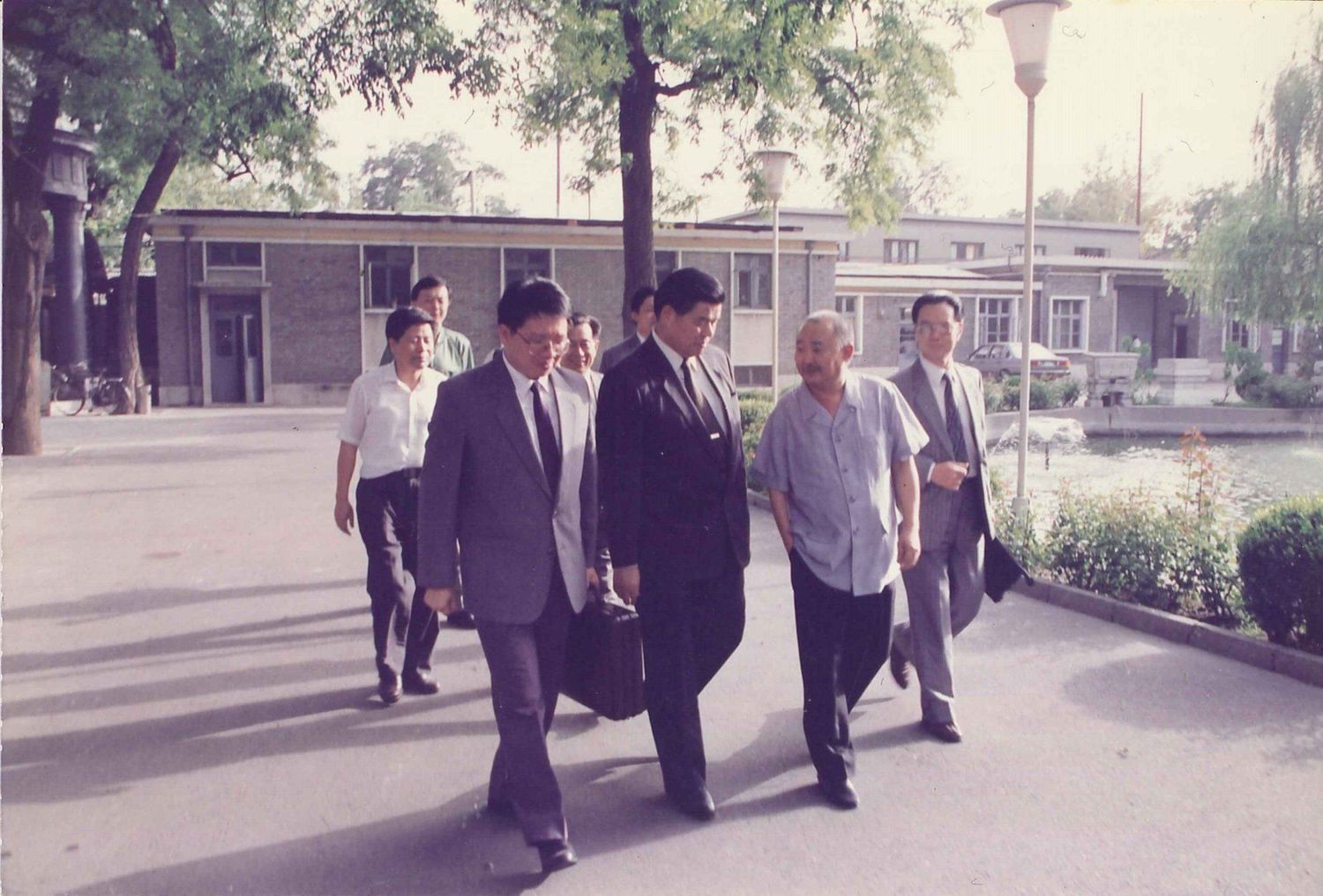 199年9月3日下午張榮豐與曾永賢、葉選寧(前排自左一至左三)前往楊尚昆辦公室途中。 圖:張榮豐臉書 199年9月3日下午張榮豐與曾永賢、葉選寧(前排自左一至左三)前往楊尚昆辦公室途中。 圖:張榮豐臉書