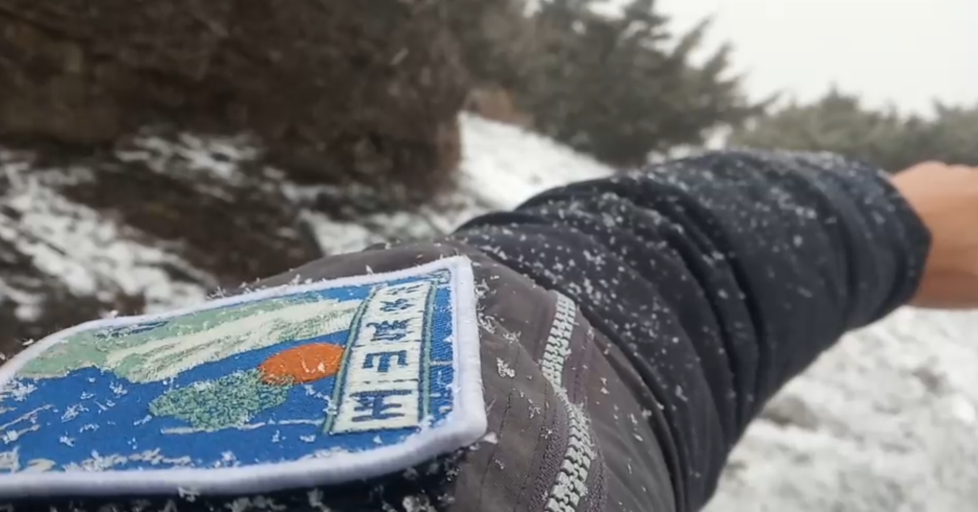 玉山氣象站於11時25分雨夾雪 圖:中央氣象局/提供 玉山氣象站於11時25分雨夾雪 圖:中央氣象局/提供