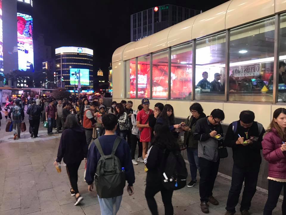 Wecare高雄、台灣基進及公民割草聯盟等團體近來提供包含「光復高雄」貼紙等「罷韓小物」,讓民眾領取,引起廣大迴響,發放處無不大排長龍。 圖:台灣基進台北黨部臉書 Wecare高雄、台灣基進及公民割草聯盟等團體近來提供包含「光復高雄」貼紙等「罷韓小物」,讓民眾領取,引起廣大迴響,發放處無不大排長龍。 圖:台灣基進台北黨部臉書