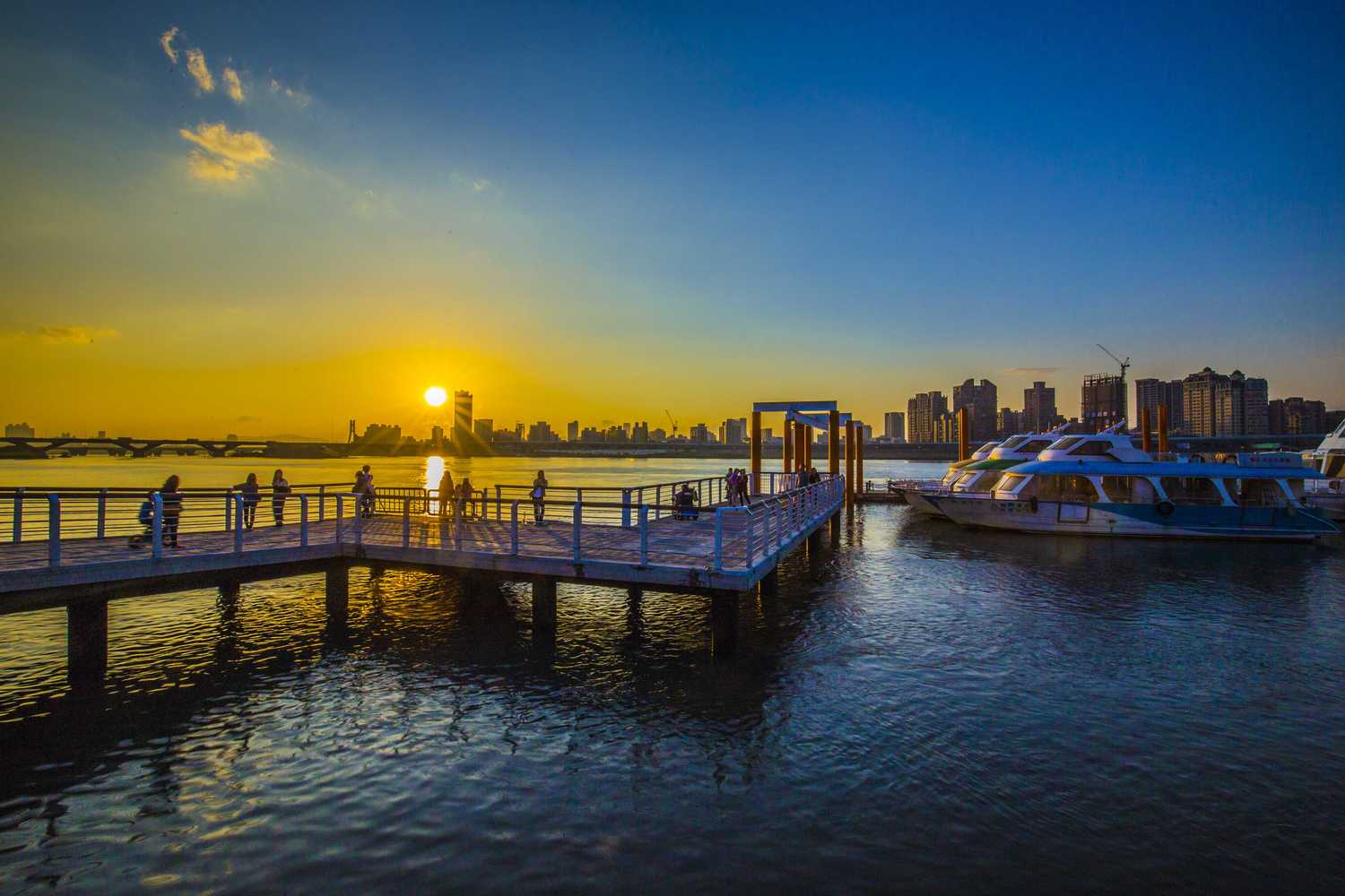 「淡水河自行車道」經過大稻埕碼頭,是欣賞夕陽的好地方。 圖:台北市政府/提供 「淡水河自行車道」經過大稻埕碼頭,是欣賞夕陽的好地方。 圖:台北市政府/提供